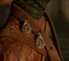 Load image into Gallery viewer, Earrings
