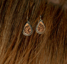 Load image into Gallery viewer, Earrings

